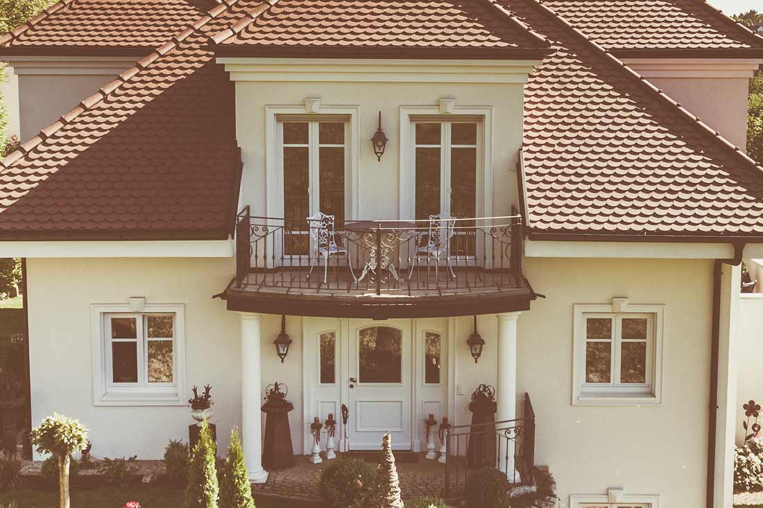Französischer Balkon aus Metall in Anthrazit für modernes Einfamilienhaus in Kelheim