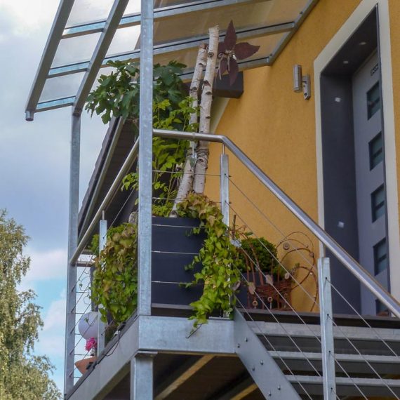 Aussentreppe mit Regenschutz