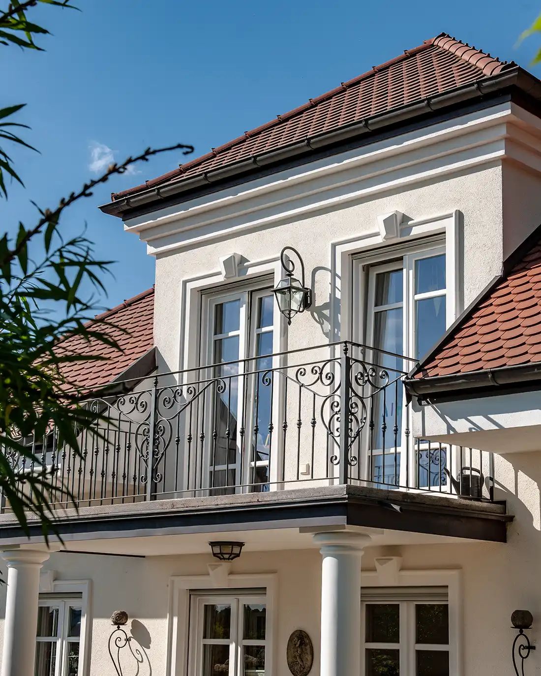 Modernes Balkongeländer aus Metall oder Edelstahl und Glas von Dasch Metalldesign in Kelheim für ein hochwertiges Wohnhausdesign.