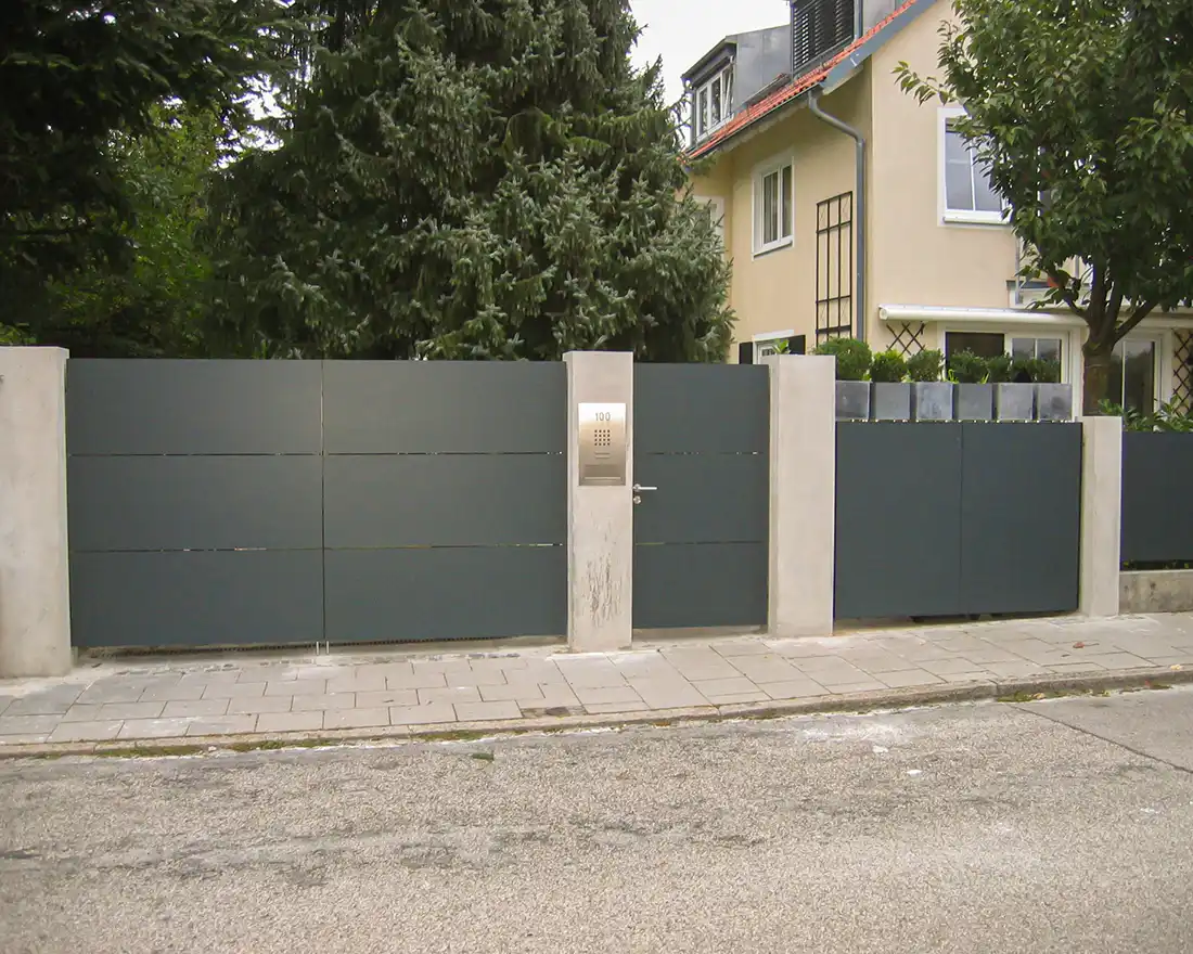 Elektrisches Flügeltor aus Metall mit modernem Design und präziser Verarbeitung von Dasch Metalldesign Landshut
