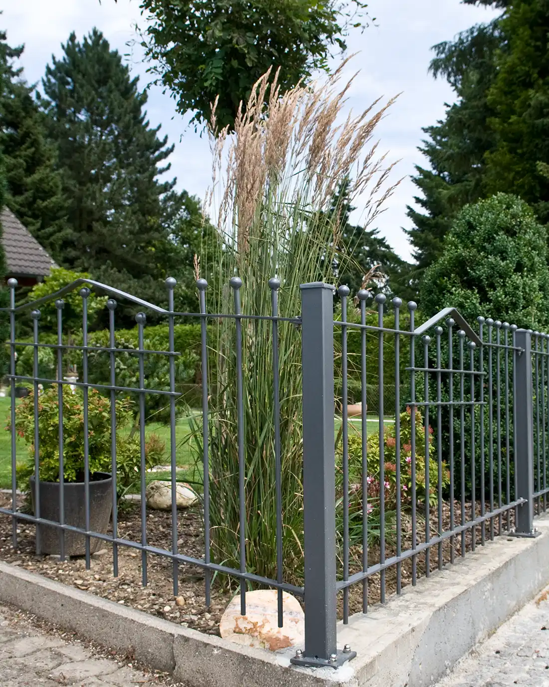 Hochwertiger Schmuckzaun aus Metall mit modernem Design gefertigt von Dasch Metalldesign.