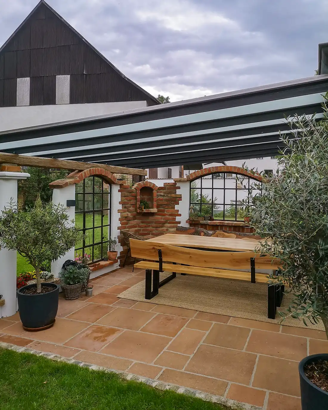 Moderne Terrassenüberdachung aus Metall und Glas von Dasch Metalldesign für Häuser in Freising und Umgebung.