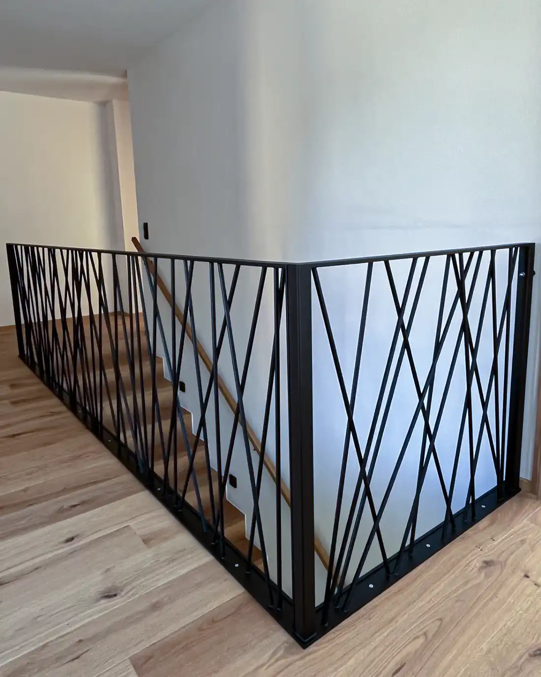 Individuelles Treppengeländer aus Metall oder auf Wunsch Glas für Innenbereich gefertigt von Dasch Metalldesign im Raum Kelheim.
