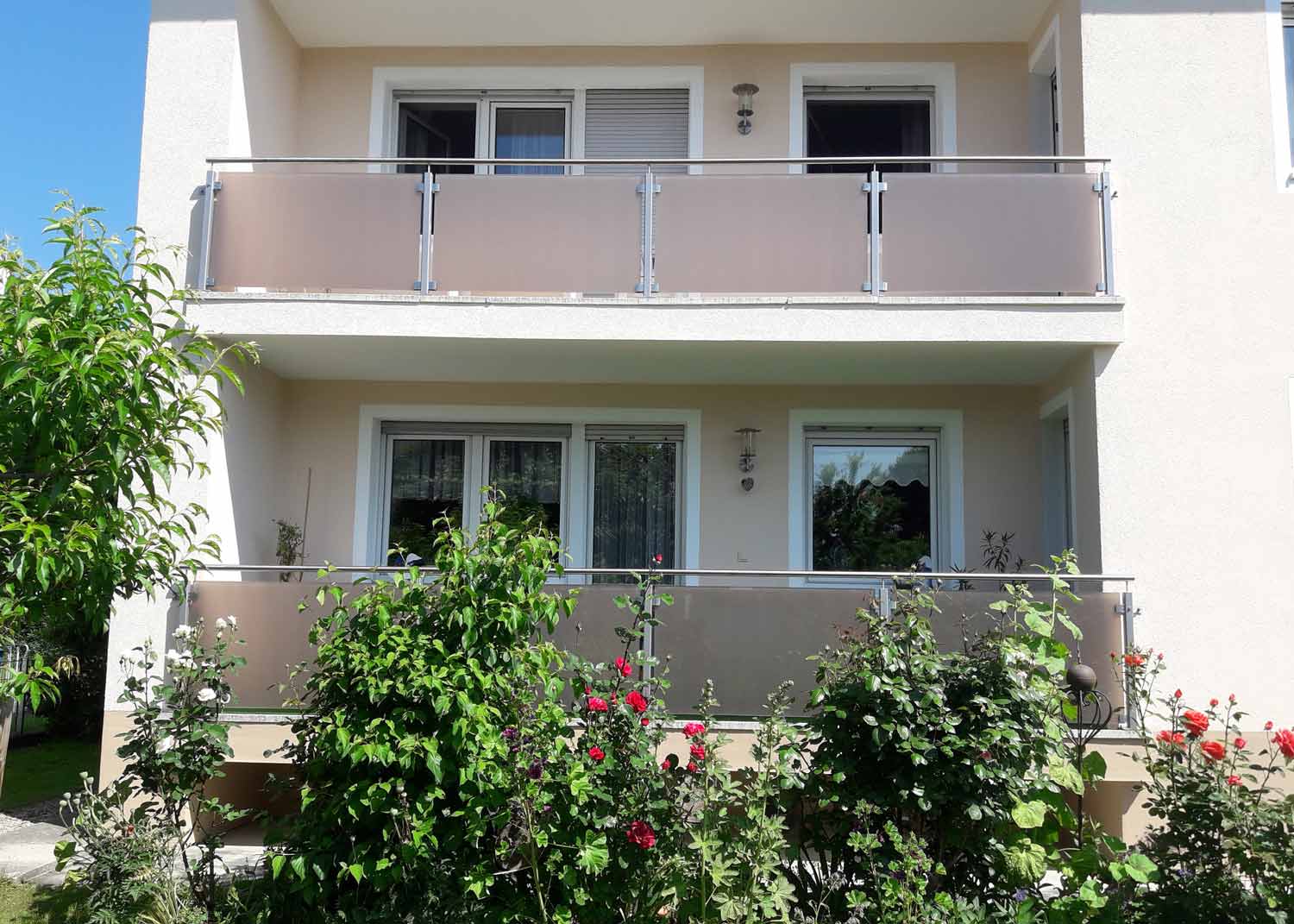 Modernes Balkongeländer aus Edelstahl und Glas von Dasch Metalldesign für ein Einfamilienhaus in der Region Kelheim.