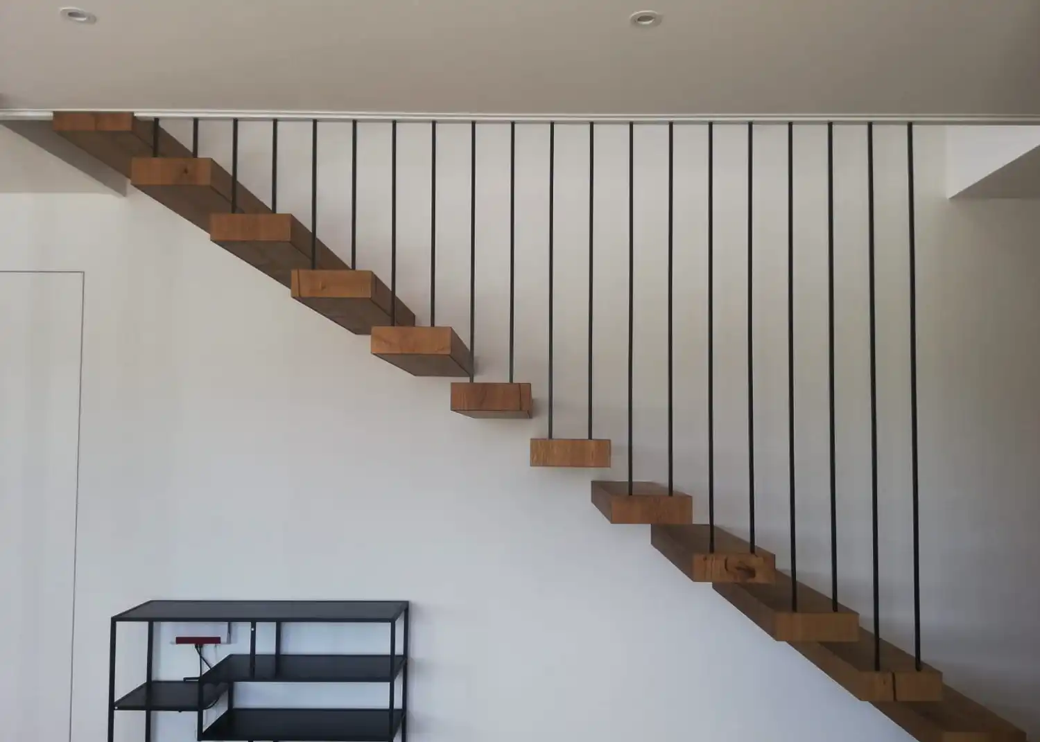 Modernes Treppengeländer aus Edelstahl und Glas von Dasch Metalldesign für ein Wohnhaus in der Region Kelheim.